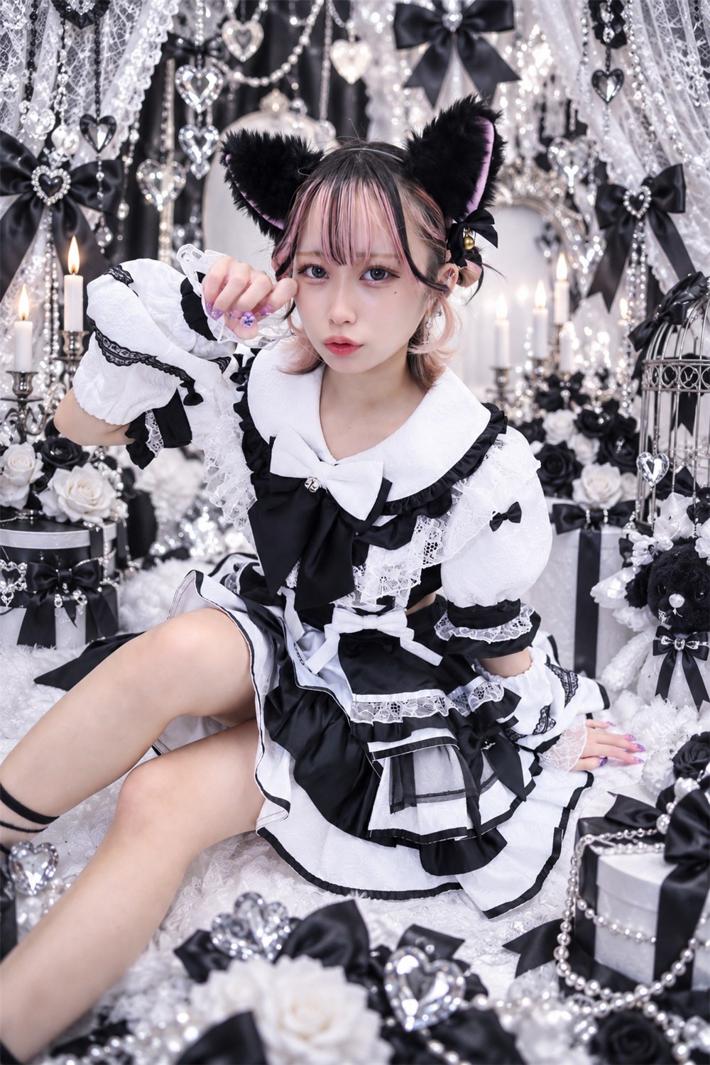 ブラックとホワイトの猫耳オリジナル制服